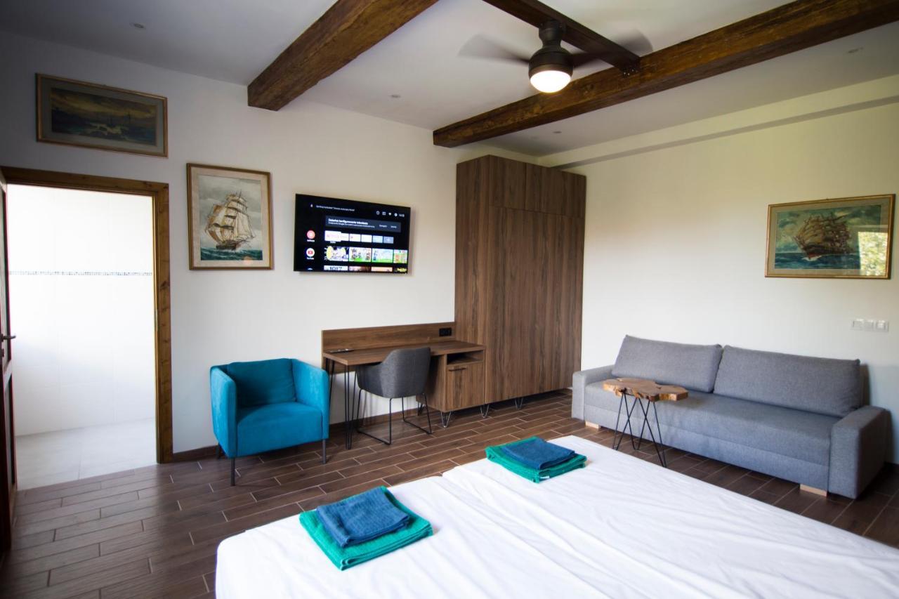 Luxurio Rooms With Baths Ливорно Экстерьер фото
